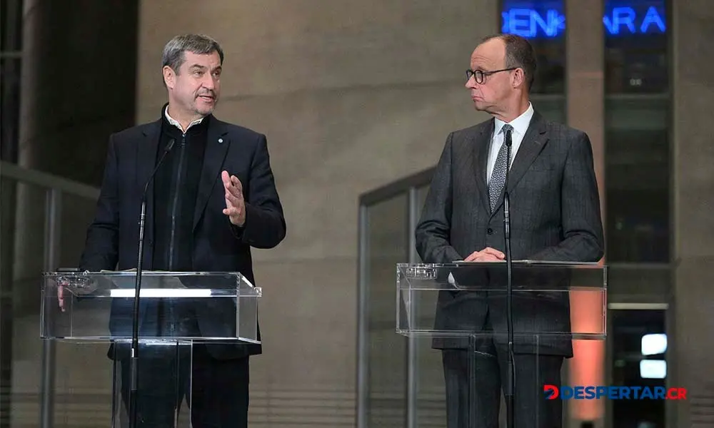 El l&iacute;der de la Uni&oacute;n Dem&oacute;crata Cristiana (CDU), de Alemania, Friedrich Merz (D), junto al l&iacute;der de la Uni&oacute;n Social Cristiana Conservadora (CSU), Markus Soeder. Foto: Ralf Hirschberger / AFP.