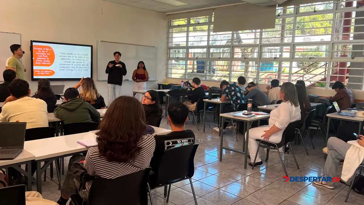 Los estudiantes de educaci&oacute;n en la UCR en sus primeras materias ven la realidad de la carrera como forma de analizar la idonieda. Foto S&oacute;crates Colindres
