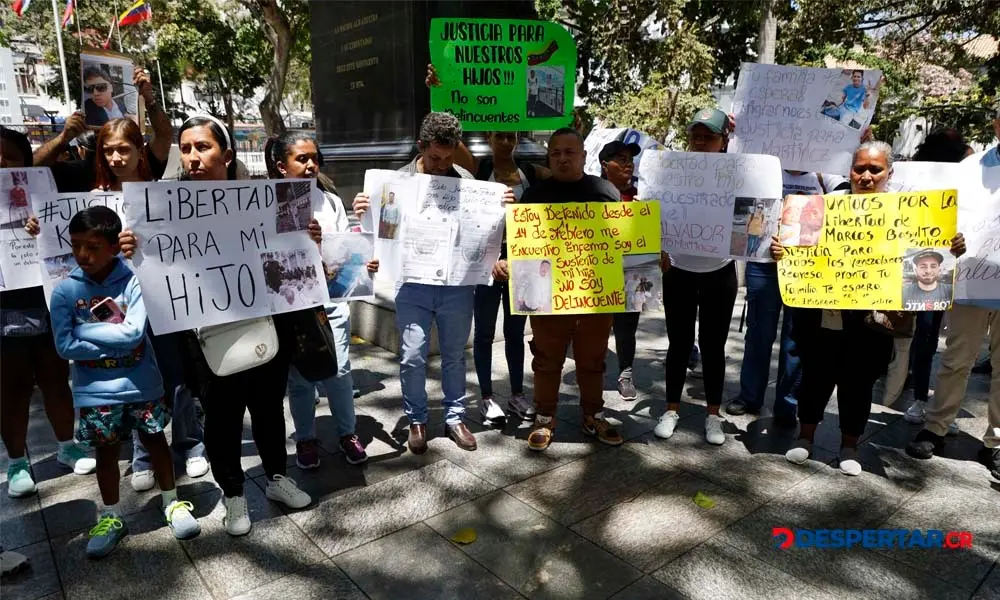 Familiares de los venezolanos deportados por Estados Unidos a El Salvador, exigieron que sean repatriados a su pa&iacute;s de origen. Foto: Pedro Mattey / AFP.