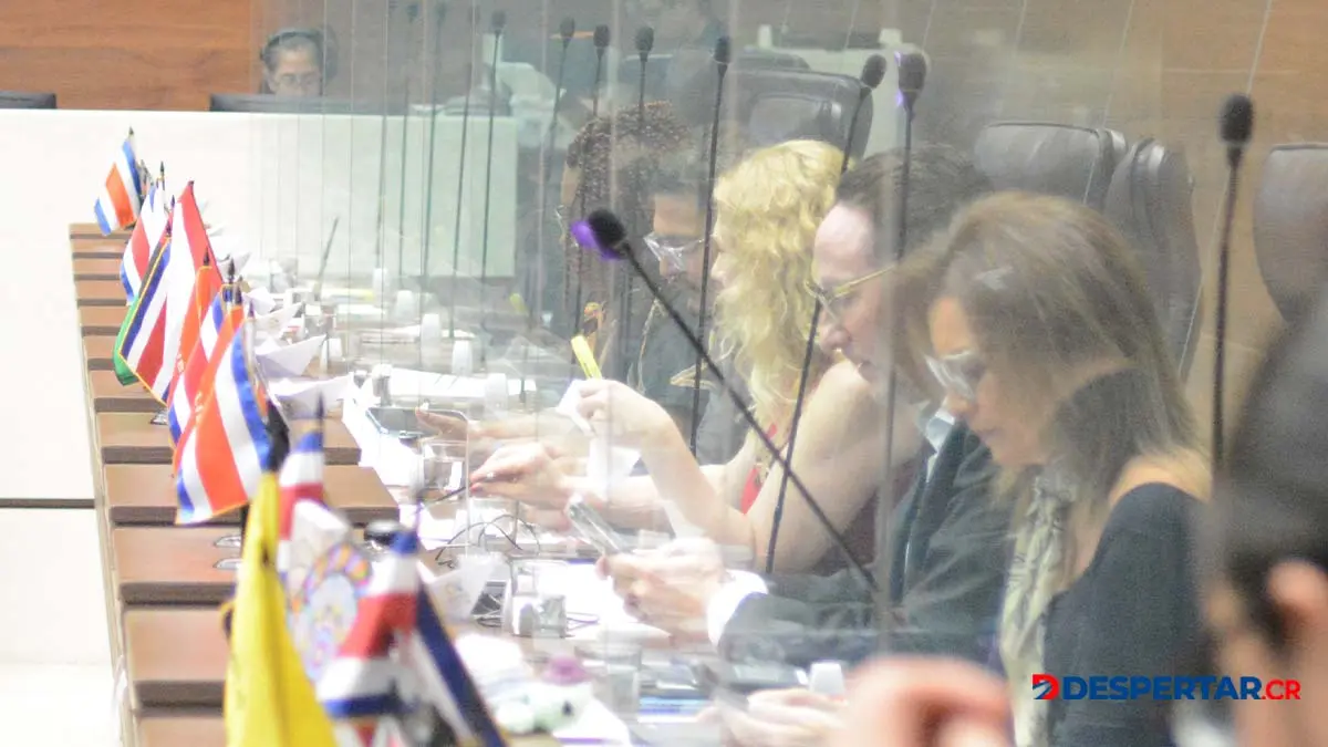 Las diputadas que salieron del PLP Kattia Cambronero y Cinthya  C&oacute;rdoba juntaron con Johanna Obando y Gloria Navas. Foto S&oacute;crates Colindres
