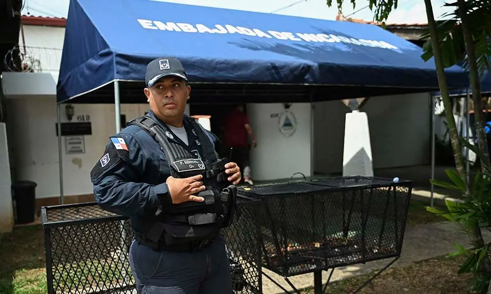 Un polic&iacute;a monta guardia a las afueras de la Embajada de Nicaragua en Panam&aacute;. All&iacute; est&aacute; refugiado Ricardo Martinelli desde hace m&aacute;s de un a&ntilde;o. Foto: Mart&iacute;n Bernetti / AFP.