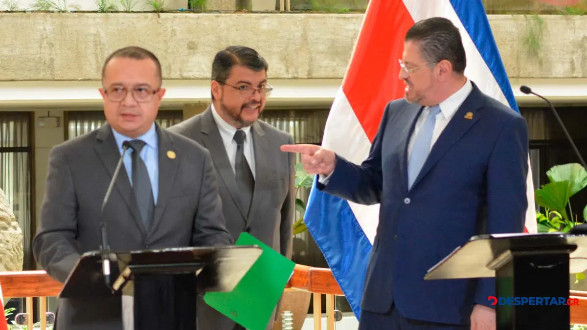 Gerald Campos, flanqueado por el presidente de la Rep&uacute;blica, Rodrigo Chaves, durante una conferencia de prensa. Foto S&oacute;crates Colindres