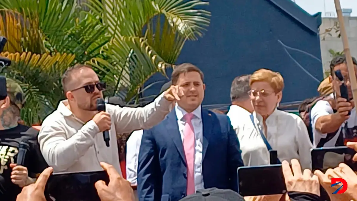 Esteban Aguilar y Gabriel Aguilar en la marcha en contra de Caelo D&iacute;az