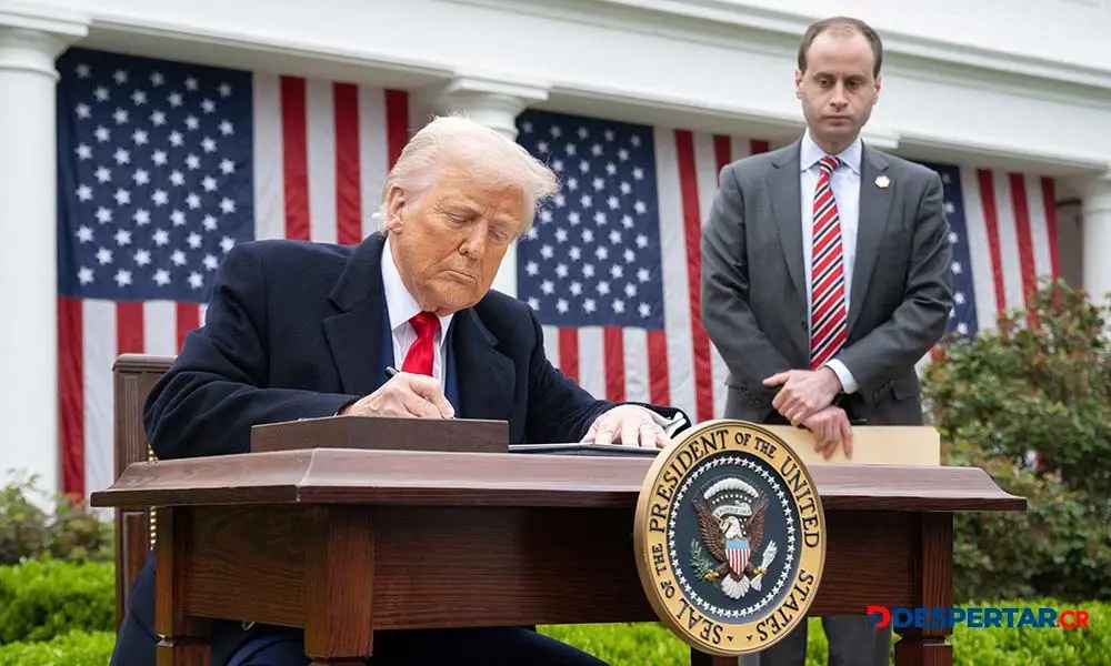 El presidente de Estados Unidos, Donald Trump firm&oacute; una orden ejecutiva denominada &ldquo;hagamos a Estados Unidos fuerte otra vez&rdquo;. Foto: Saul Loeb / AFP