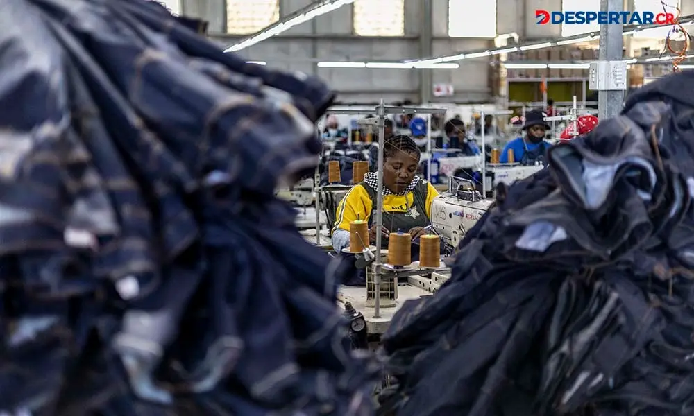 En Lesotho, peque&ntilde;o reinado en &Aacute;frica, los aranceles de Trump golpear&aacute;n fuerte la industria textil. Foto: Roberta Ciuccio / AFP.