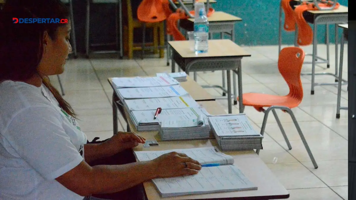 En la Escuela Estados Unidos de Am&eacute;rica en horas de la tarde el movieminto de electores no era muy grande porque la papeleria para votar se encotraba casi sin uso. Foto  S&oacute;crates Colindres