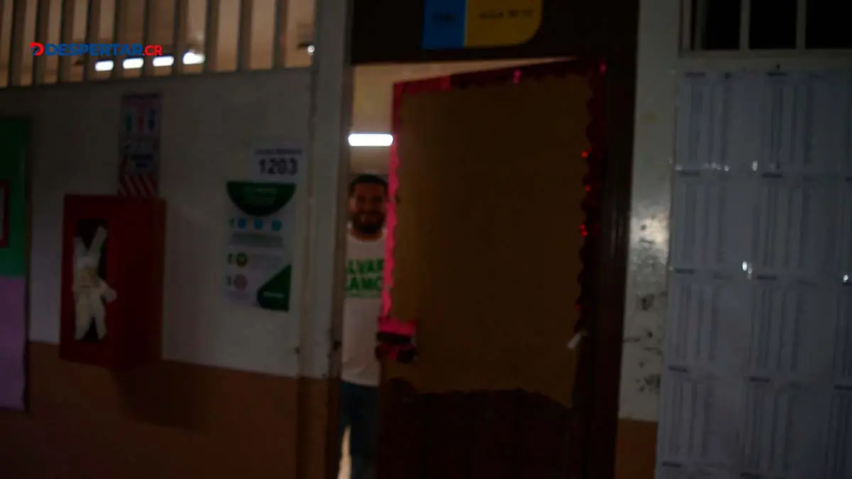 La junta 1202 en la Escuela Jos&eacute; Joaqu&iacute;n Hern&aacute;ndez en Heredia termin&oacute; el proceso de elecciones al ser las 6 p.m. Foto S&oacute;crates Colindres