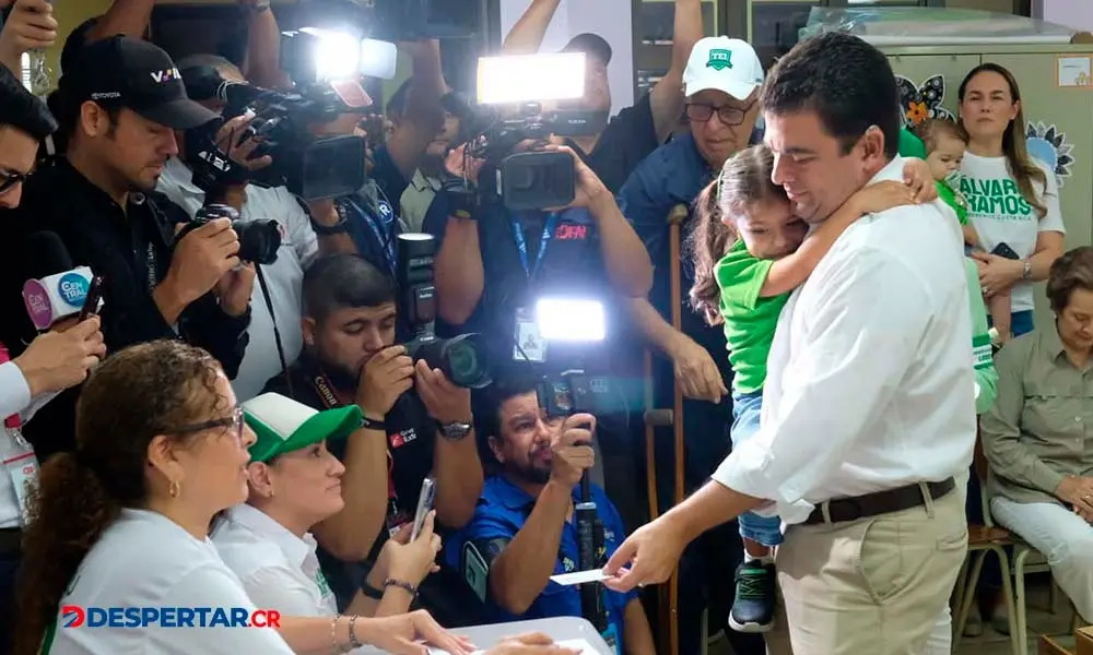 &Aacute;lvaro Ramos, al momento de emitir su voto este domingo en la convenci&oacute;n del PLN.