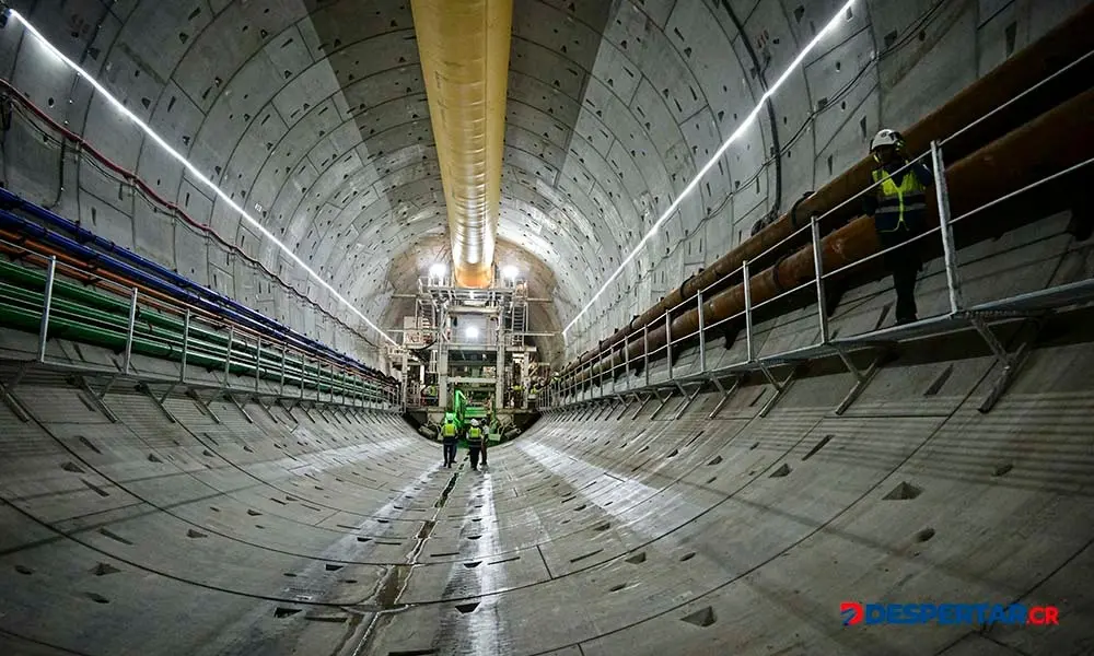 Trabajadores de la empresa paname&ntilde;a del metro caminan frente a la m&aacute;quina excavadora que perfora el t&uacute;nel que cruzar&aacute; por debajo del Canal. Foto: Mart&iacute;n Bernetti / AFP