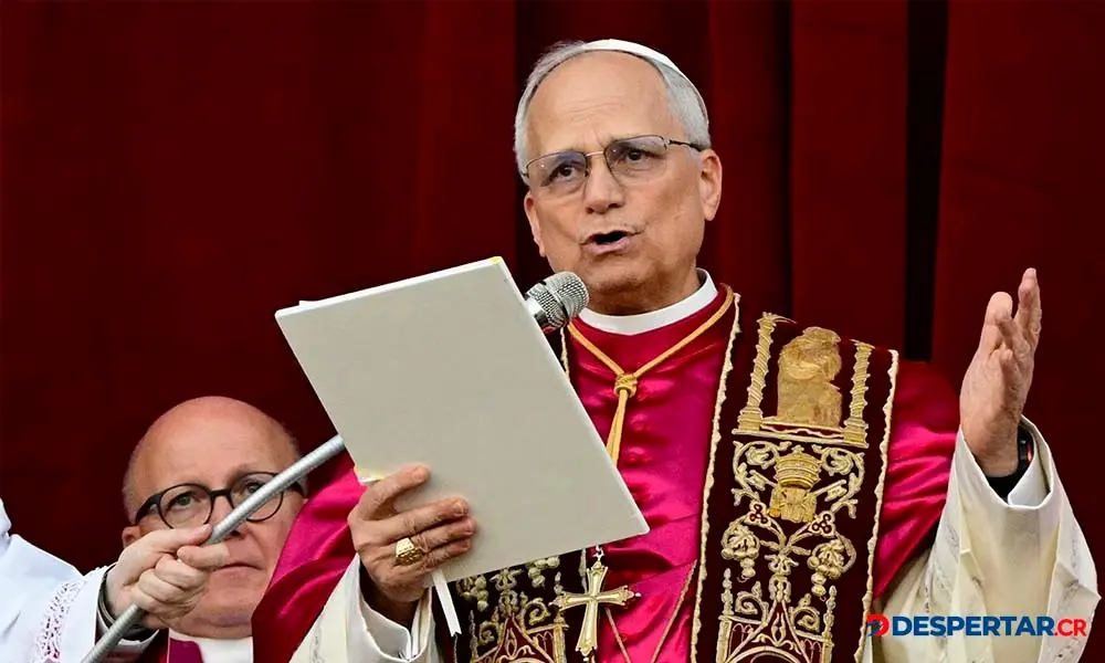Robert Prevost se dirigi&oacute; a los files como el papa Le&oacute;n XIV, poco despu&eacute;s de su designaci&oacute;n. Foto: Tiziana Fabi / AFP.