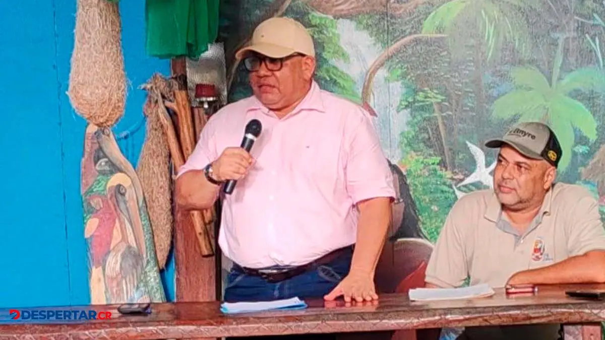El actual alcalde de Talamanca Rugeli Morales (el del micr&oacute;fono) lo investigan por el presunto delito de enriquecimiento il&iacute;cito. Foto Municipalidad de Talamanca