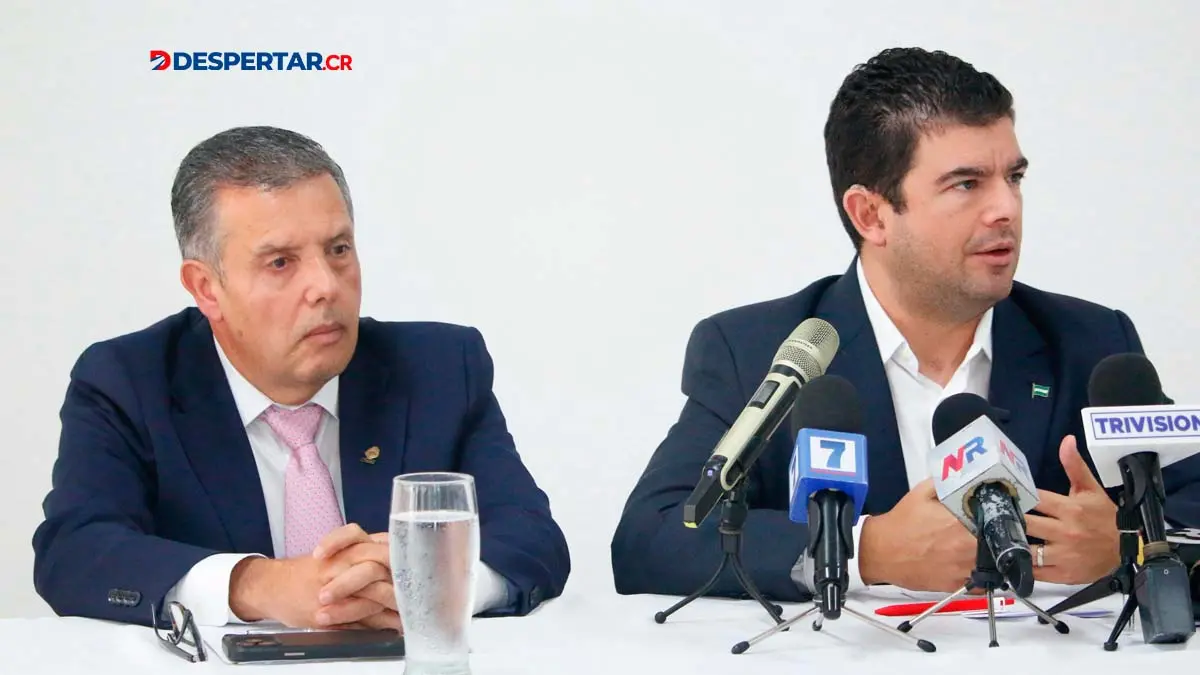 El candidato &Aacute;lvaro Ramos junto con el Jefe de fracci&oacute;n en la actual Asamblea presentaron su propuesta para aprobar la jornada execepcional Foto PLN