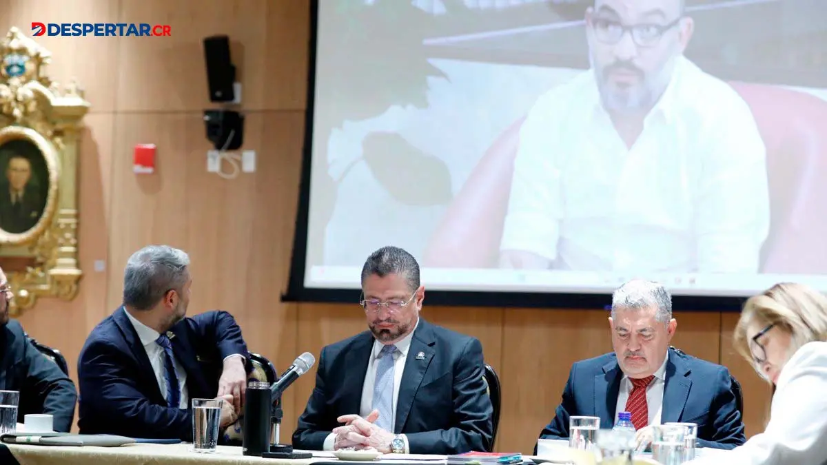 La defensa del Presidente Rodrigo Chaves se baso en acusar a otros y se&ntilde;alar que le quieren hacer un golpe de Estado. Fuente Asamblea Legislativa