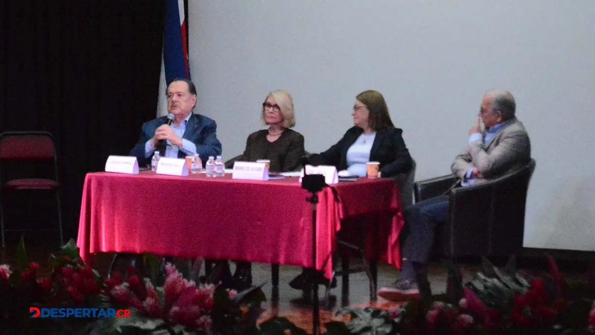 Alianza de Despertar Democr&aacute;tico reuni&oacute; a diversos personalidades para hacer un llamado a mantener la democracia. Foto S&oacute;crates Colindres
