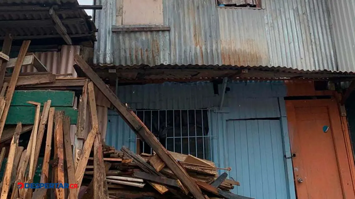 En uno de los cantones de la provincia de Heredia muchas persona no tiene el acceso a bonos y viven entre latas y maderas. Foto S&oacute;crates Colindres