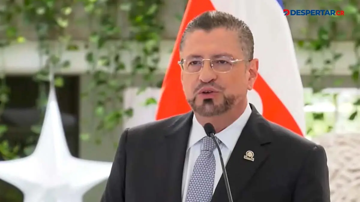 Rodrigo Chaves, presidente de la Rep&uacute;blica, en su programa semanal. Foto: captura de pantalla.
