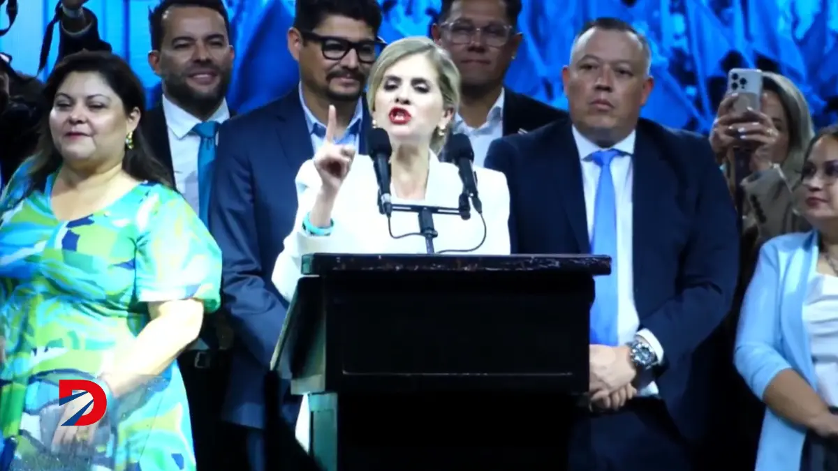 Laura Fern&aacute;ndez durante su discurso de aceptaci&oacute;n