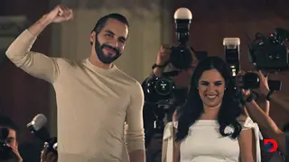 El presidente de El Salvador, Nayib Bukele, saluda a sus simpatizantes tras imponerse en las elecciones del domingo. Foto: Yuri Cort&eacute;s / AFP.