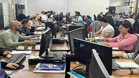 Registro electoral donde los funcionarios realizan la revisi&oacute;n de los requisitos 