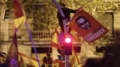 Todas las noches los ciudadanos molestos con Pedro S&aacute;nchez, del PSOE por su acuerdo con los separatistas catalanes se manifiestan frente a la sede del partido. Foto: Thomas Coex / AFP.