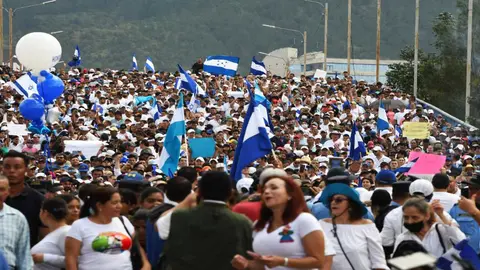 Opositores a la presidenta der Honduras, Xiomara se manifestaron contra su administraci&oacute;n este s&aacute;bado. Foto: Orlando Sierra / AFP.