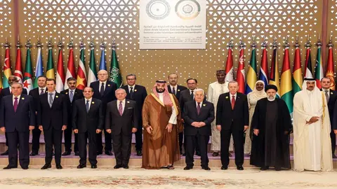 Foto suministrada por la Oficina de Prensa Palestina (PPO) que muestra a los participantes en la cumbre &aacute;rabe musulmana. Foto: Thaer Ghanaim / PPO / AFP.