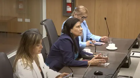Mar&iacute;a de Los &Aacute;ngeles Guti&eacute;rrez (al fondo) qued&oacute; con su nombramiento como gerente de la CCSS en firme el mi&eacute;rcoles, tras la firma de su acci&oacute;n de personal por parte de Marta Esquivel (centro).