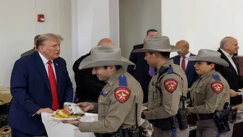 El ex presidente de Estados Unidos, Donald Trump sirve comida a miembros del Departamento de Seguridad P&uacute;blica de Texas (DPSen Edinburg, Texas, junto al gobernador Greg Abbott. Foto: Michael Gonz&aacute;lez / AFP.