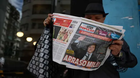 Un hombre lee un peri&oacute;dico este lunes, el d&iacute;a despu&eacute;s de la victoria del partido La Libertad Avanza, del candidato Javier Milei en la elecci&oacute;n presidencial en Argentina. Foto: Luis Robayo / AFP.