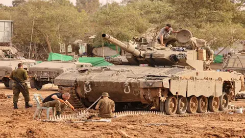 Soldados israel&iacute;es reparan un cami&oacute;n cerca de Gaza, mientras continuaban los combates entre sus fuerzas y Hamas. Foto: Jack Guez / AFP.