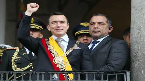 El nuevo presidente de Ecuador, Daniel Noboa saluda despu&eacute;s de su juramentaci&oacute;n. Foto: Oficina de Prensa, Presidencia de Ecuador / AFP.