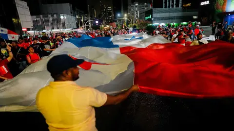 La gente celebr&oacute; cuando el 23 de octubre el presidente Laurentino Cortizo anunci&oacute; un refer&eacute;ndum sobre la miner&iacute;a a cielo abierto en Panam&aacute;. Foto: Roberto Cisneros / AFP.