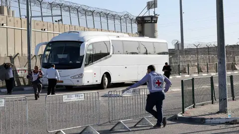 Un bus de la Cruz Roja Internacional espera en un campo militar despu&eacute;s de trasladar a los primeros presos palestinos liberados por Israel. Foto: Ahmad Gharabli / AFP.
