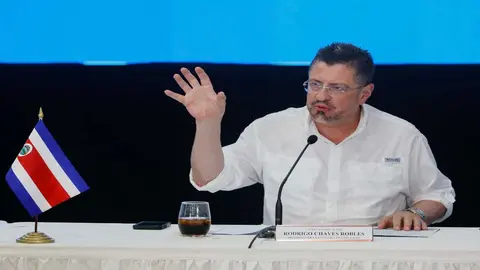 Rodrigo Chaves lament&oacute; que la Contralor&iacute;a frenara el proyecto de Ciudad Gobierno, por lo que insinu&oacute; a los diputados investigar a la instituci&oacute;n. Foto: Roberto Cisneros / AFP.
