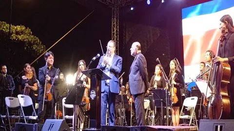 En su &uacute;ltima presentaci&oacute;n con la Orquesta Sinf&oacute;nica Juvenil el director Marvin Araya entrego su batuta al mandatario Chaves como s&iacute;mbolo,  para que pueda dirigir el pa&iacute;s. Foto S&oacute;crates Colindres Lagos