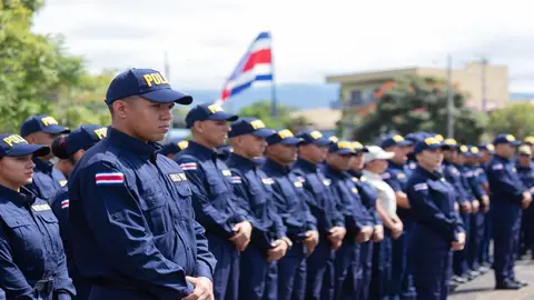 El a&ntilde;o cierra con 786 nuevos oficiales de la Fuerza P&uacute;blica que lucharan por volver a darle a la poblaci&oacute;n