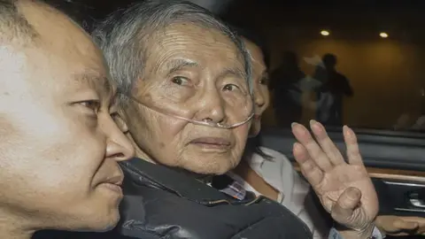 Alberto Fujimori, expresidente de Per&uacute; (1990-2000) abandon&oacute; la, c&aacute;rcel, acompa&ntilde;ado por sus hijos, Kenji (I) Y Keiko Foto: Renato Pajuelo / AFP.