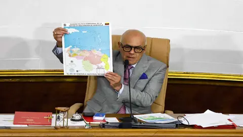 Jorge Rodriguez, president de la Asamblea Nacional de Venezuela, muestra un mapa de su pa&iacute;s que incluye el &aacute;rea en disputa con Guyana. Foto: Pedro Rances Mattey / AFP.