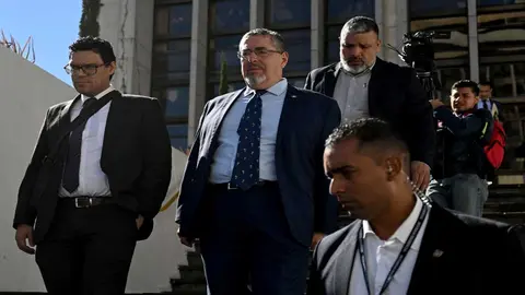 El presidente electo de Guatemala, Bernardo Ar&eacute;valo, sale del Palacio de Justicia, donde le negaron acceso a un expediente en su contra. Foto: Johan Ord&oacute;&ntilde;ez / AFP.