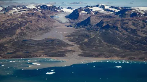 Toma a&eacute;rea del glacial "Constable Point" muy desgastado por las altas temperaturas. Olivier Mor&iacute;n / AFP.