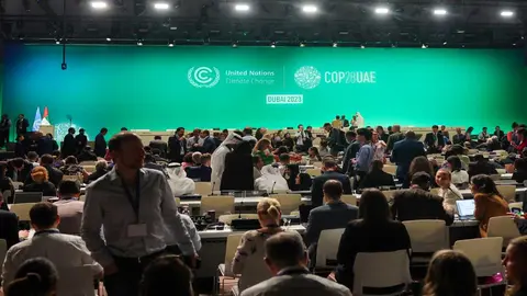Los participantes en las sesiones plenarias de la COP28, cuando llegaban en la &uacute;ltima jornada. Foto: Giuseppe Cacace / AFP.