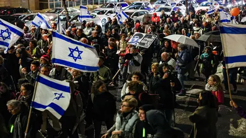 Manifestantes exigen, frente al parlamento israel&iacute;, la liberaci&oacute;n de los rehenes en poder de Hamas. Foto: Ahmad Harabli / AFP.