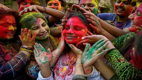 Estudiantes hind&uacute;es cubiertos de 'Gulal' o polvo de colores, celebrant el Holi, el festival de colores en el Guru Nanak Dev University en Amritsar en marzo pasado. Foto: Narinder Nanu / AFP.