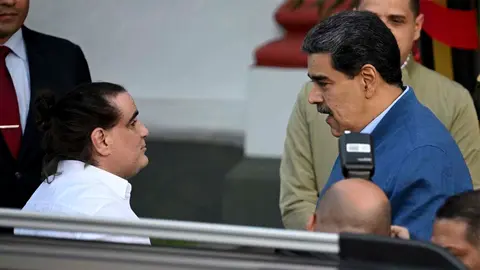 El presidente de Venezuela, Nicolas Maduro saluda al empresario colombiano Alex Saab en el Palacio de Miraflores. Foto: Federico Parra / AFP.