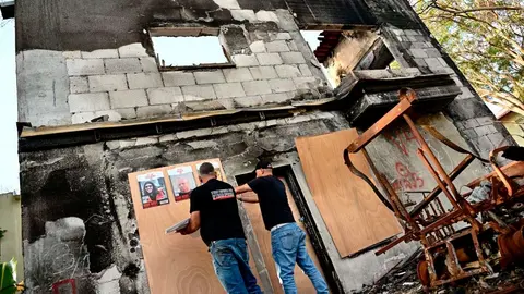 Voluntarios se dedicaron a colocar pancartas con las im&aacute;genes de los prisioneros israel&iacute;es en poder de Hamas. Foto: Alberto Pizzoli / AFP.