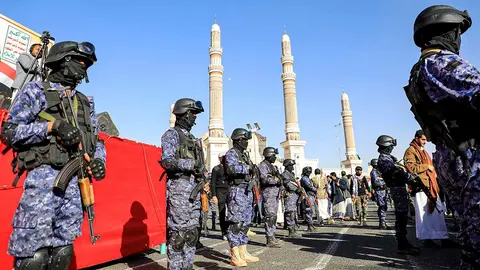 Efectivos de seguridad de los hut&iacute;es, en Yemen, montan guardia en una zona bajo su control. Foto: Mohammed Huwais / AFP.
