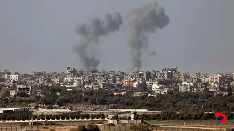 La llegada del nuevo a&ntilde;o estuvo marcada por los bombardeos del ej&eacute;rcito de Israel sobre varias zonas de Gaza. Foto: Menahem Kahana / AFP.