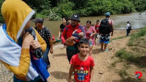 En esta imagen del 6 de octubre del a&ntilde;o anterior, un grupo de migrantes llegando a la estaci&oacute;n de recepci&oacute;n de Lajas Blancas, en la provincia de Dari&eacute;n, en Panam&aacute;. Foto: Roberto Cisneros / AFP.