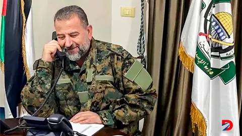 Saleh al-Aruri cuando hablaba por tel&eacute;fono en una oficina en Beirut, donde estaba exiliado desde su liberaci&oacute;n por parte de Israel en 2010. Foto: Oficina de Prensa de Hamas / AFP.