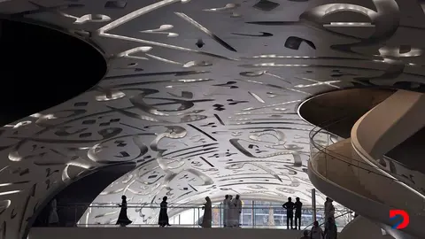 En el Foro sobre Inteligencia Artificial de Dubai, en octubre pasado, los delegados recorrieron el &ldquo;Museo del Futuro&rdquo;. Foto: Karim Sahib / AFP.
